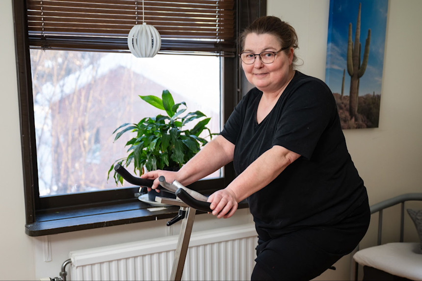 Ulrika sitter på träningscykel och tränar