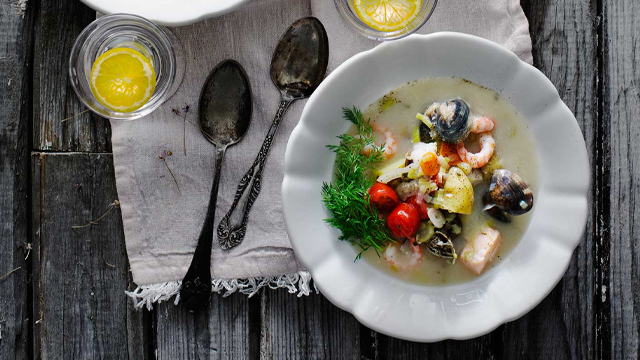 Fisksoppa i en skål.