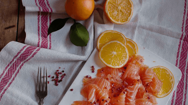 Apelsin- och rosegravad lax