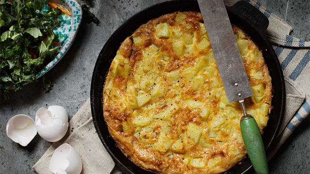 Tortilla i en stekpanna.