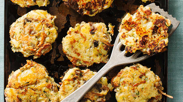 Svamp och potatisbullar serverade på en plåt