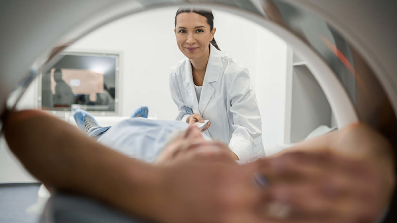 Läkare och patient i magnetröntgen.