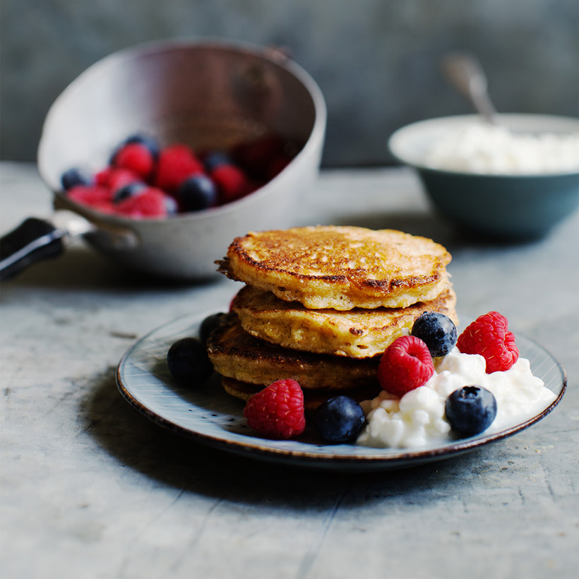 Pannkakor med keso, blåbär och hallon.