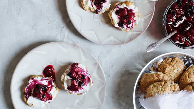 Havrescones på en tallrik.