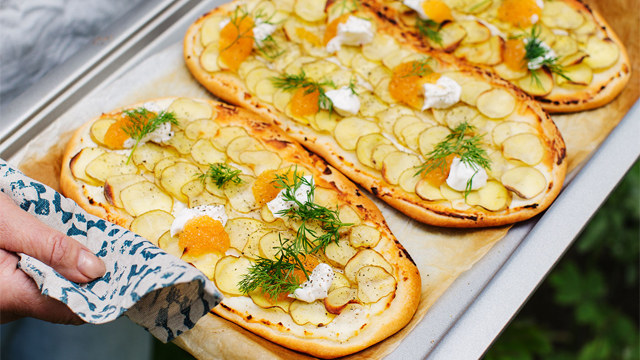 Potatispizzor på en plåt.