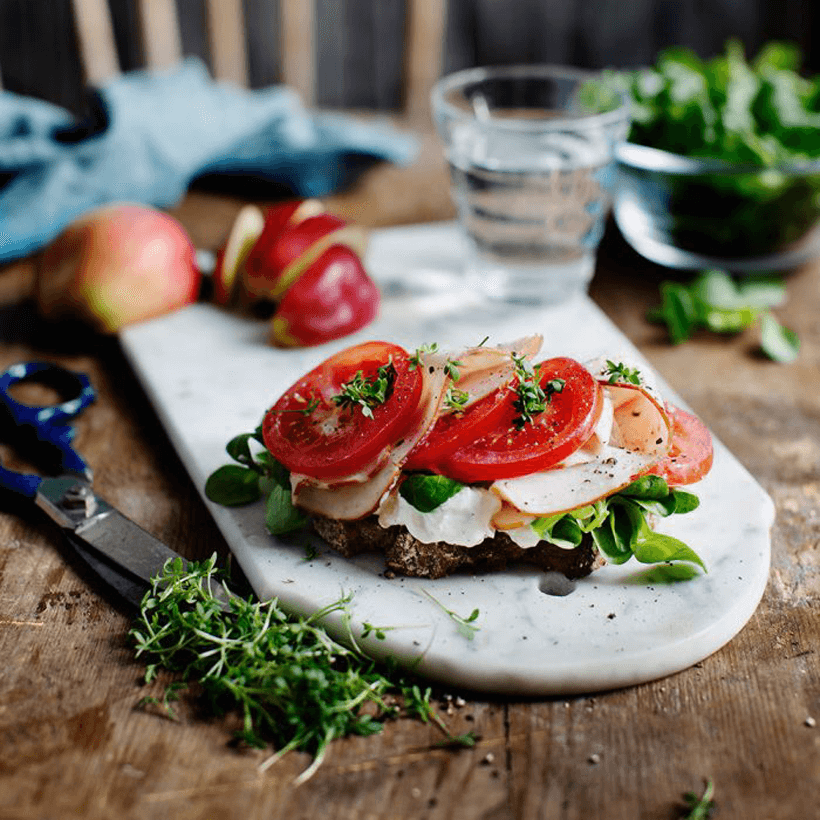 Macka med kalkon och äppel-pepparrotskesella