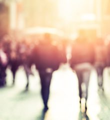 Två gående personer på väg