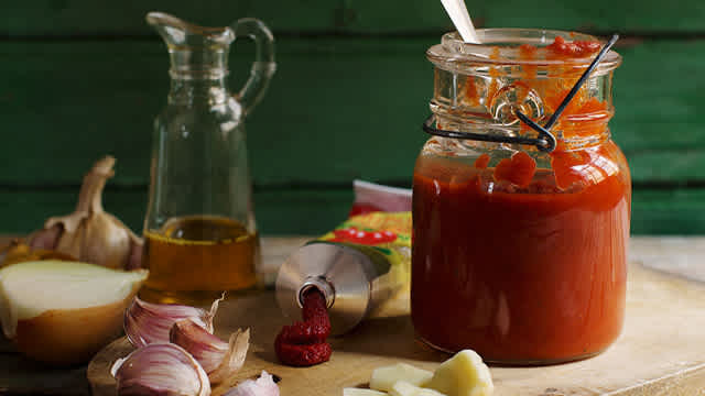 Tomatsås i en burk.