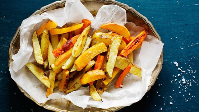 Rotfruktsfries i en skål.