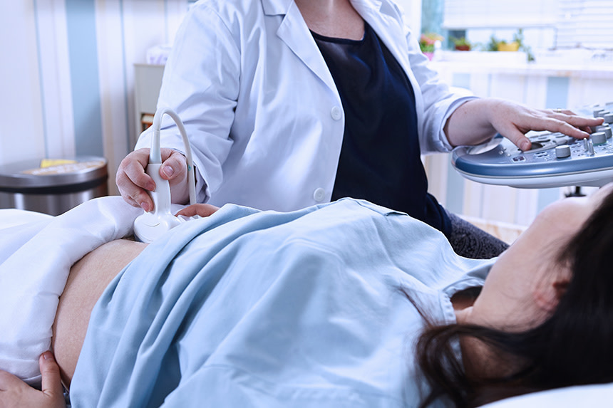 Gravid kvinna gör ultraljudsundersökning.