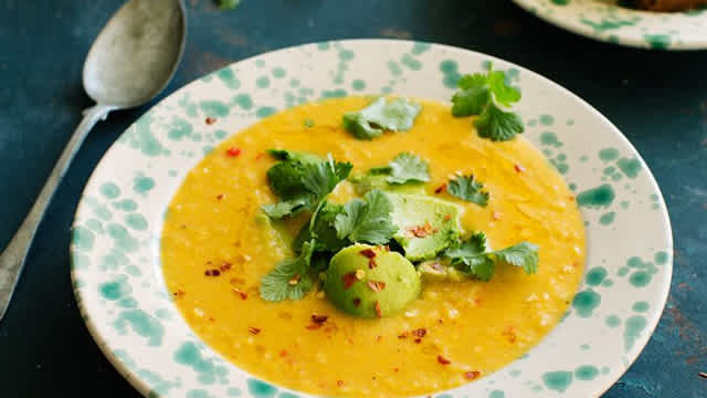 Majsoppa i en skål.