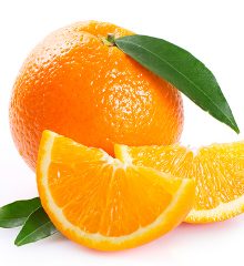 En apelsin med ett blad kvar och två apelsinskivor