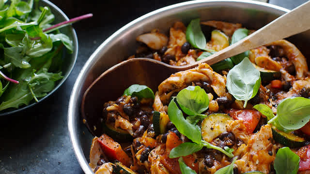 Grillad kyckling i en skål.