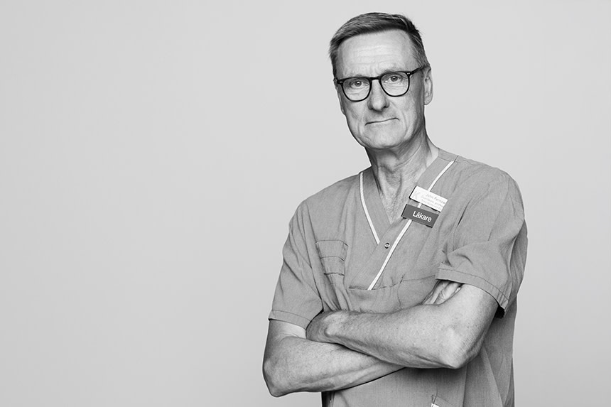 Pernow stående med armarna i kors, svartvitt foto.