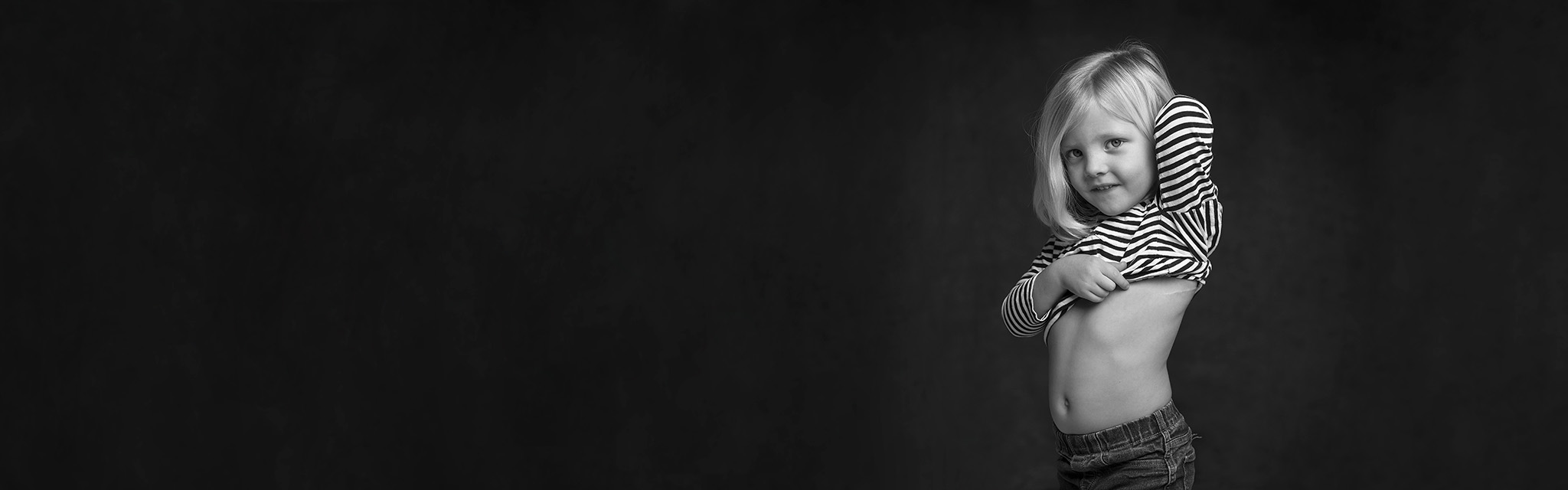 Liten flicka visar sitt ärr vid hjärtat.