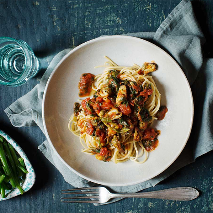 Spaghetti med musselsås på en tallrik.