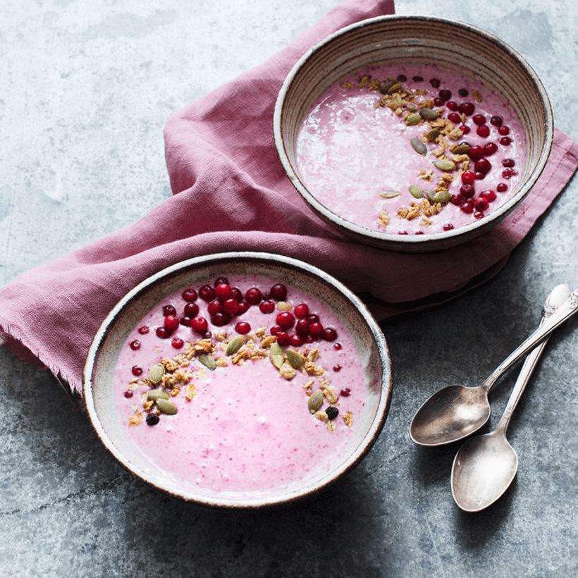 Lingonsmoothie-bowl med kanel och kardemumma