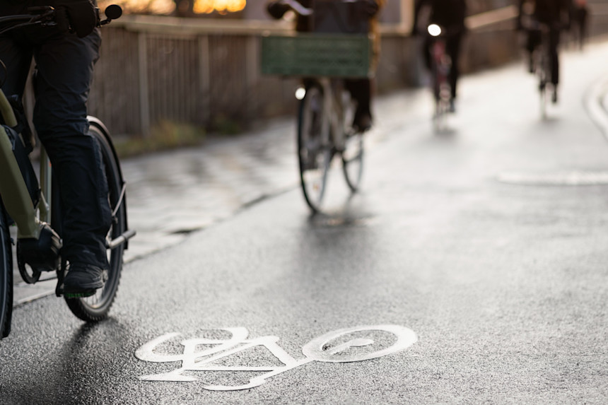 Cyklar rullar på cykelbana