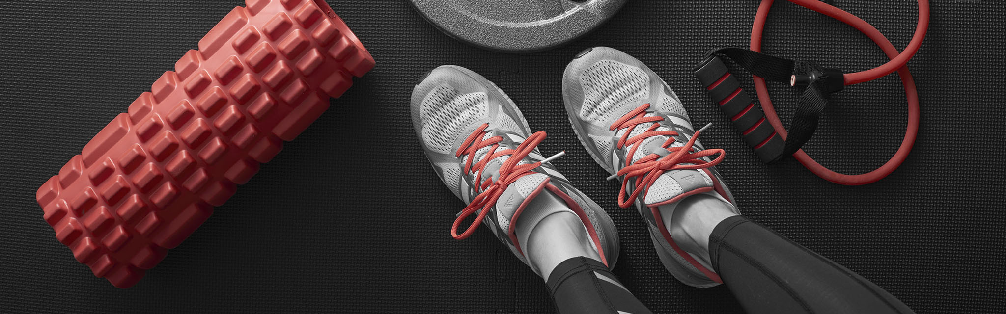 Collage med joggingskor och träningsutrustning.