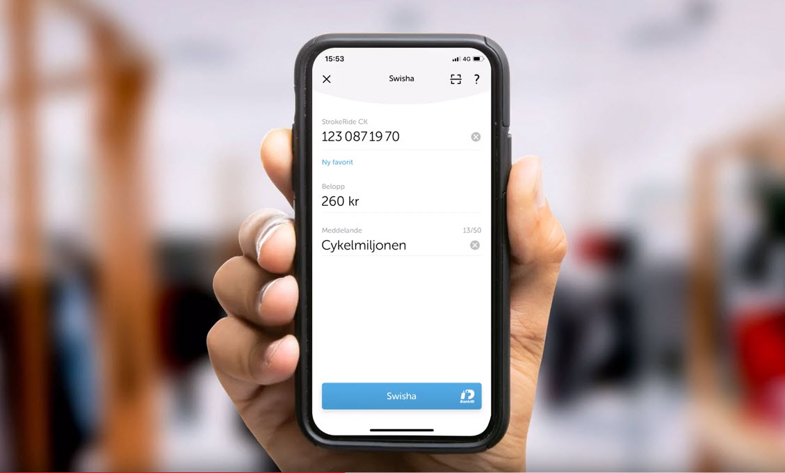 Hand som håller i mobiltelefon.
