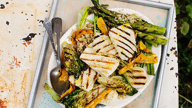 Sallad med grillade grönsaker och halloumi serverade på en plåt