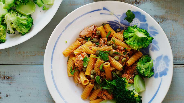 Tonfiskpasta på ett fat.