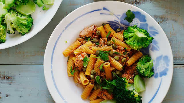 Tonfiskpasta på ett fat.