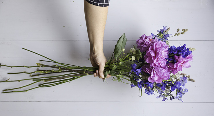 Sommarbukett med lila och blå blommor.