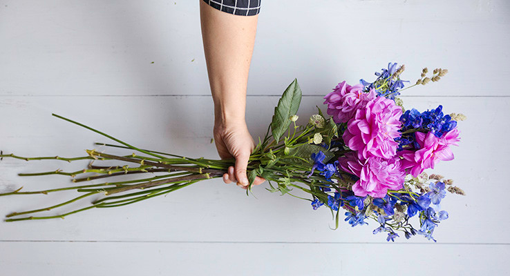 Sommarbukett med lila och blå blommor.