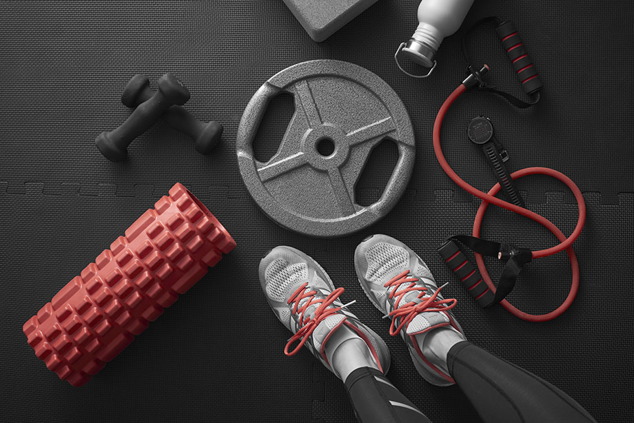 Ben med träningsskor och träningsredskap