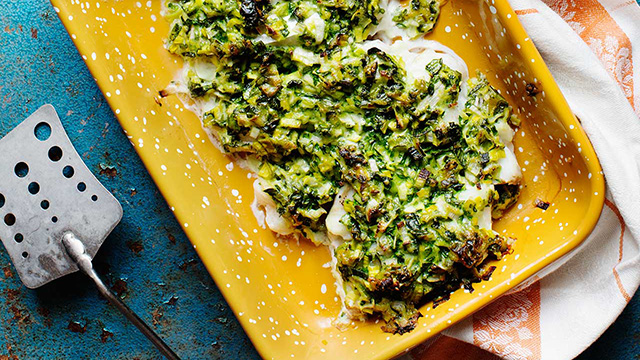 Torsk med purjolök och spenat serverad på en ugnsplåt