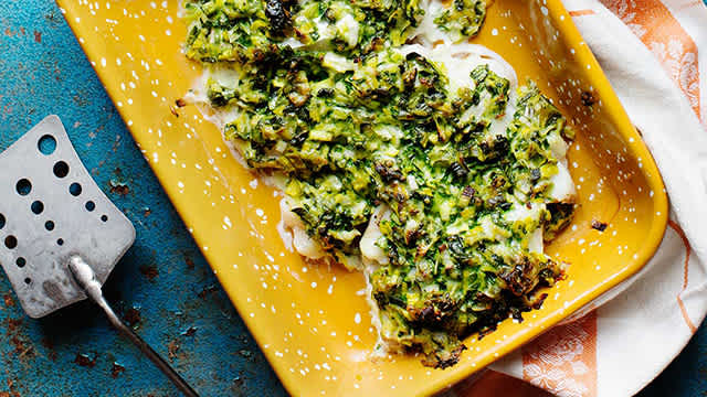 Torsk med purjolök och spenat serverad på en ugnsplåt