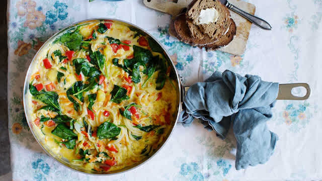 grön scramble i en kastrull