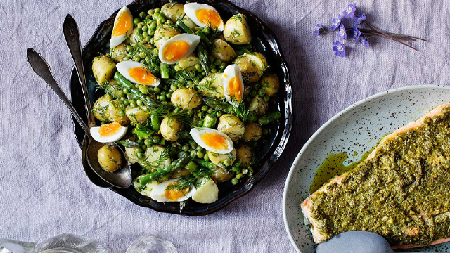 Sallad och lax i respektive skålar.