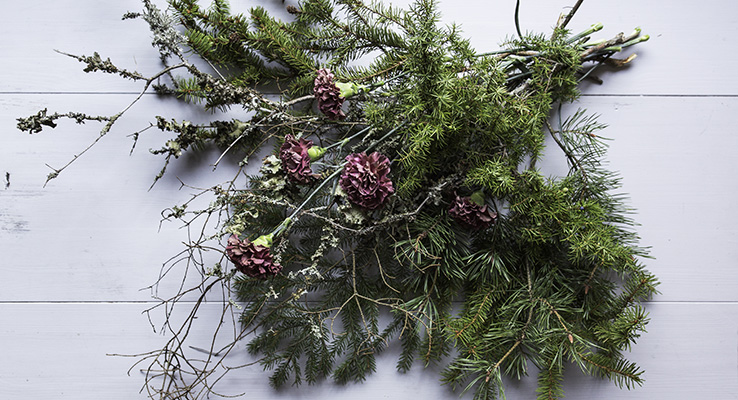 Bukett med vintergröna kvistar.