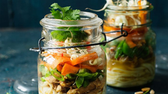 Nudelsoppa i burkar.