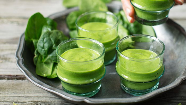 Grön smoothie i glas.