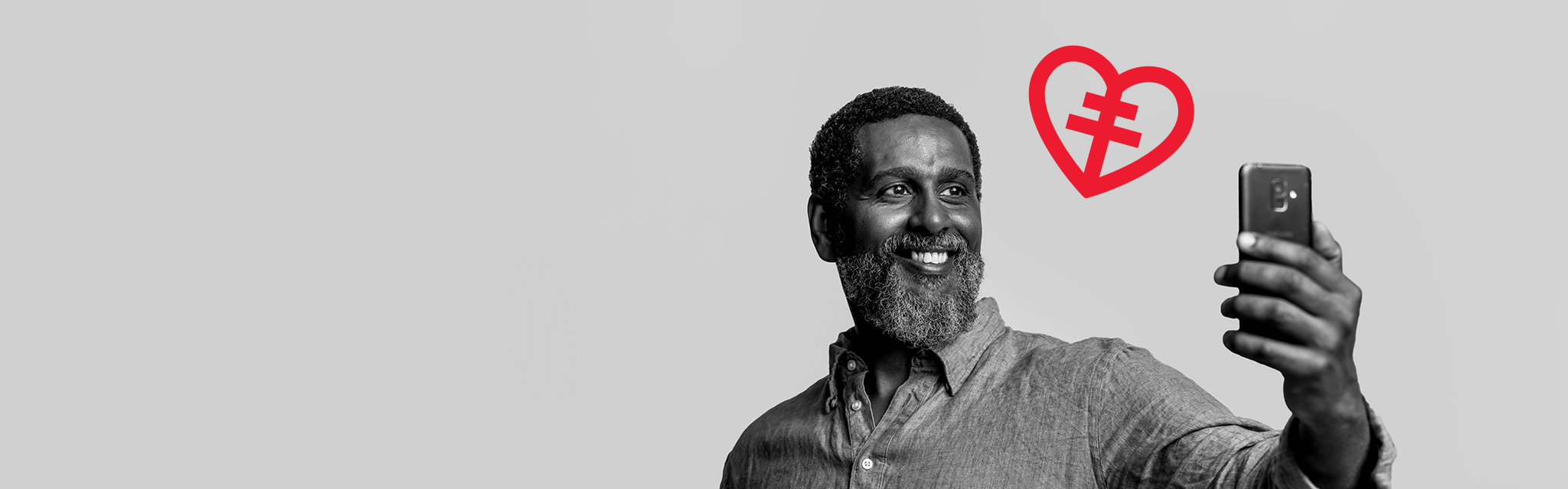 Man tar en selfie med sin telefon