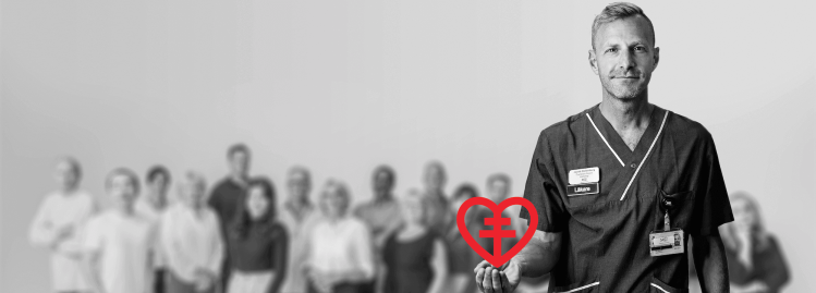 Forskaren Jacob Hollenberg håller i Hjärt-Lungfonden symbol