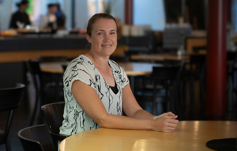 Docent Emily Sonestedt sittandes vid ett bord.