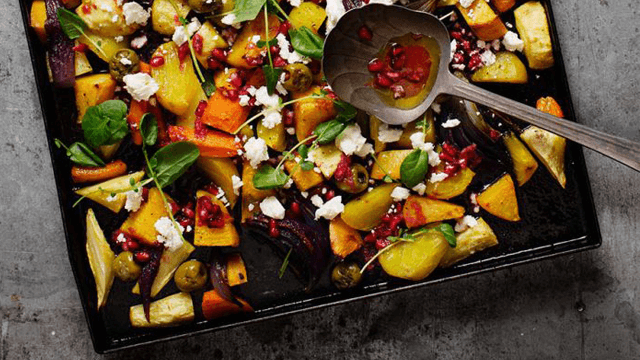 Rostade rotfrukter marinerade i blodapelsin- och granatäppledressing