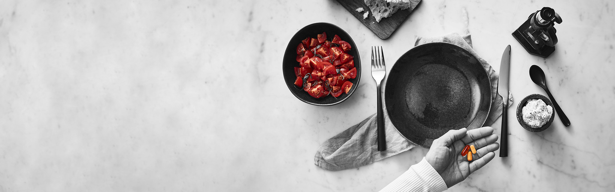 Collage med dukat bord och hand som håller i kosttillskott.