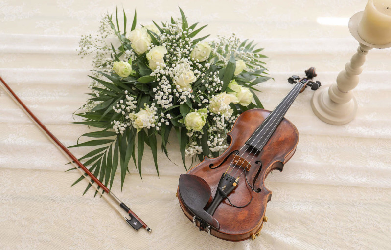 Violin och blomsterbukett