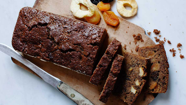 Fruktkaka på en skärbräda.