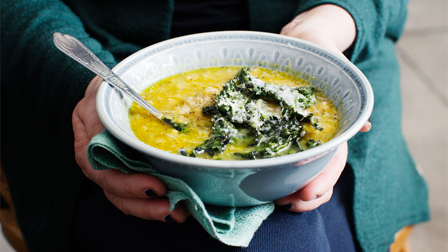 Kikärtsoppa i en skål.