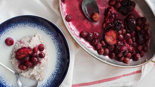 Bovetegröt serverat i en skål och bakad frukt i en form.