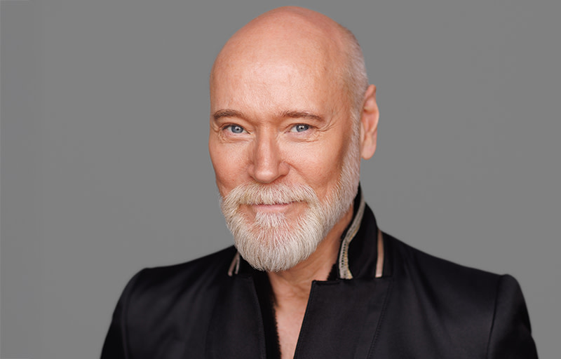 Lars Wallin mot grå bakgrund.