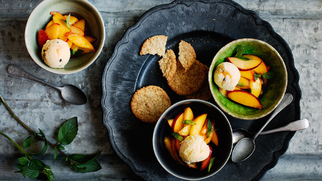 Persikor och citron i skålar.