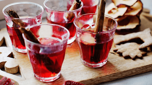 Varm tranbärsdryck med ingefära