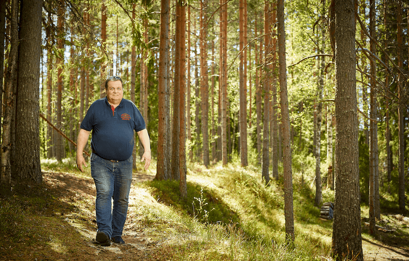 Man promenerar på skogsstig